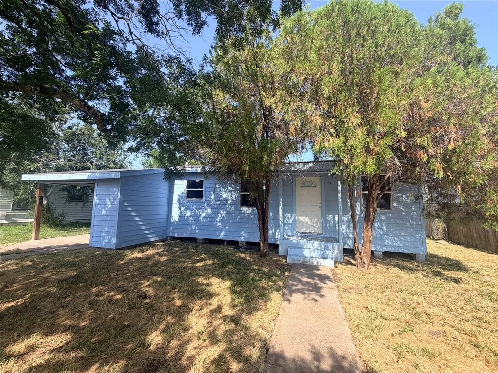 Property Photo: 932 S 16th Street TX 78363