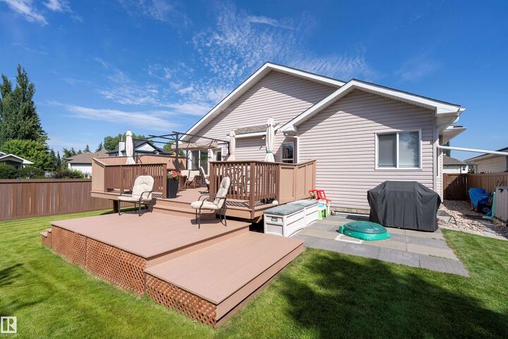 Property Photo:  1 Linksview Cl  AB T7X 4P3 