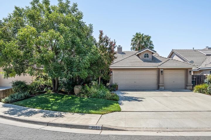Property Photo:  2955 E Pryor Drive  CA 93720 