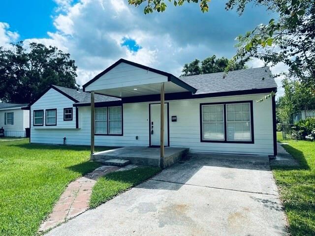 Property Photo: 109 Del Monte Lane TX 77562