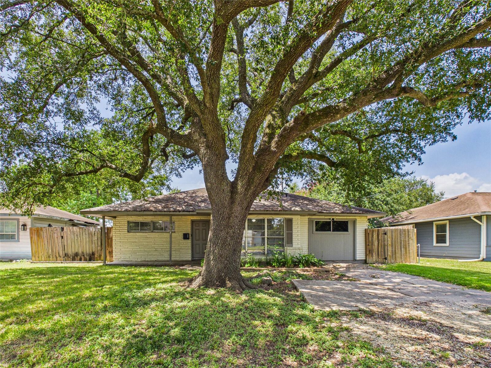Property Photo: 302 Sycamore Drive TX 77563