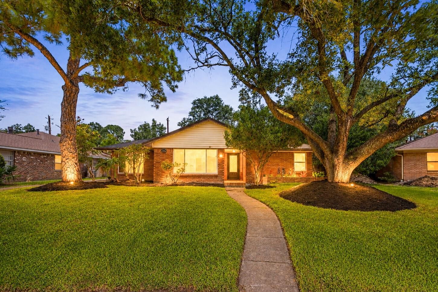 Property Photo: 5262 Briarbend Drive TX 77096