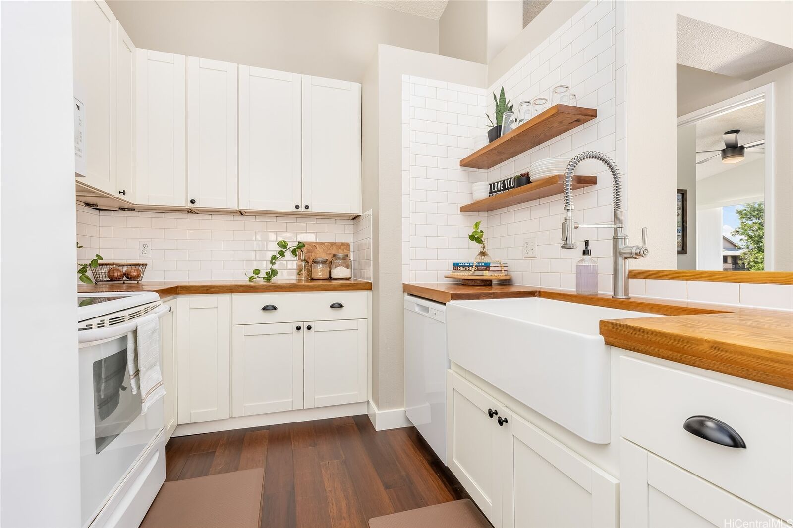 Property Photo: 91-1100 Laaulu Street 17G HI 96706