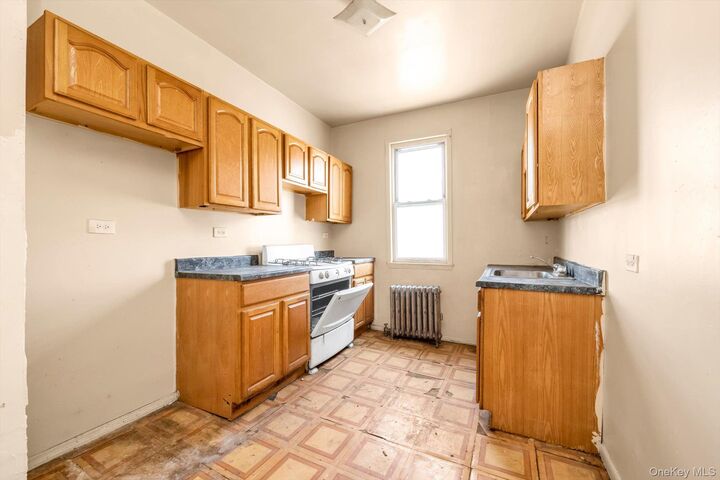 Property Photo: 1129 E Tremont Avenue NY 10460