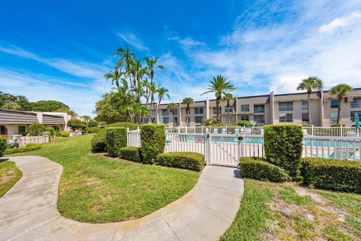 Property Photo: 1005 Cordova Green FL 33777