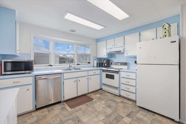 Property Photo:  832 Jolanda Circle  FL 34285 