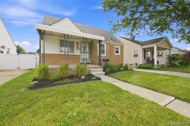 Property Photo:  17763 Valade Street  MI 48193 4722 