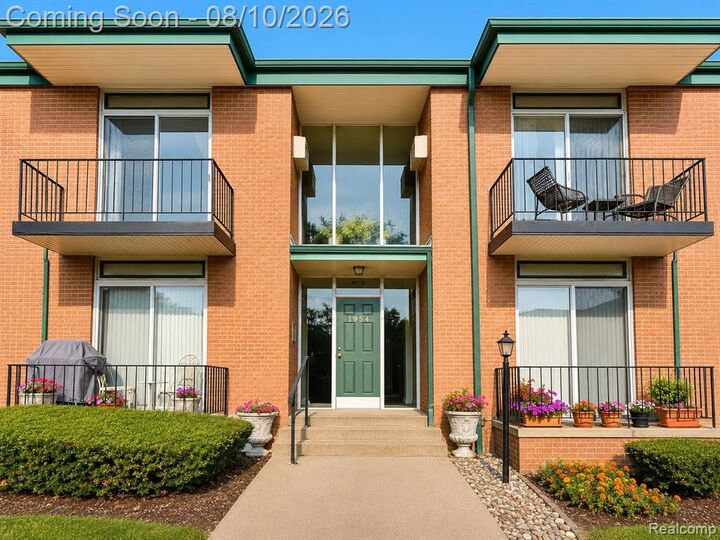 Property Photo:  1954 Axtell Drive 5  MI 48084 4421 