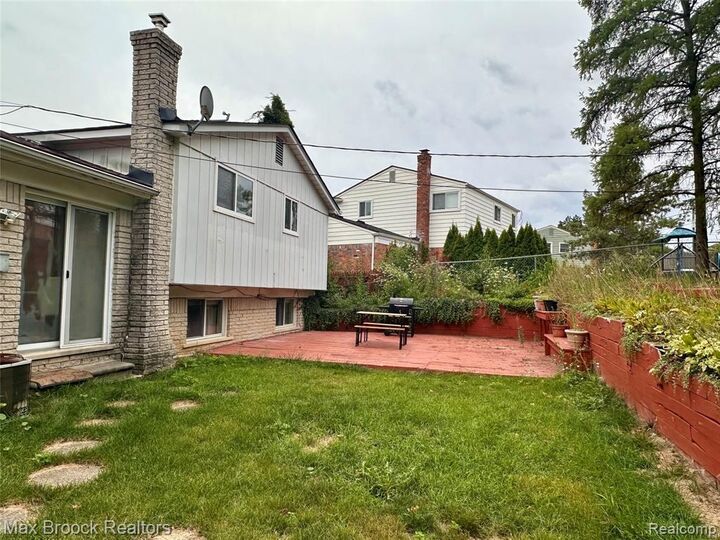 Property Photo:  6942 Leslee Crest Drive  MI 48322 3724 