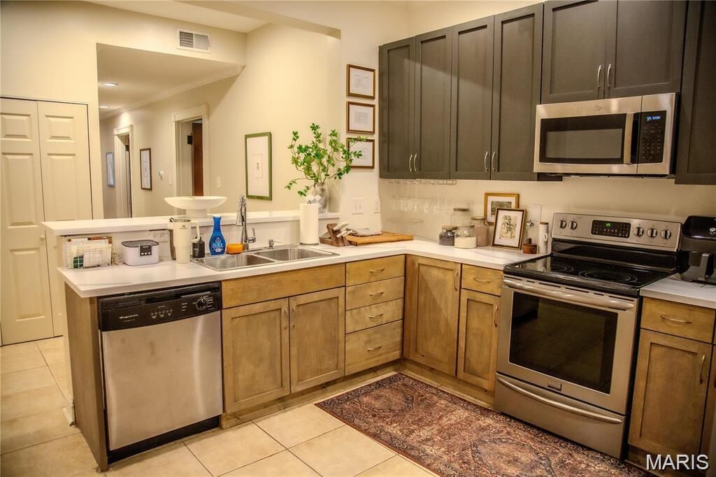 Property Photo: 4401 McPherson Avenue 1W MO 63108