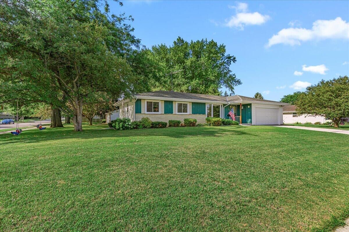 Property Photo: 309 Braatz Dr WI 53040
