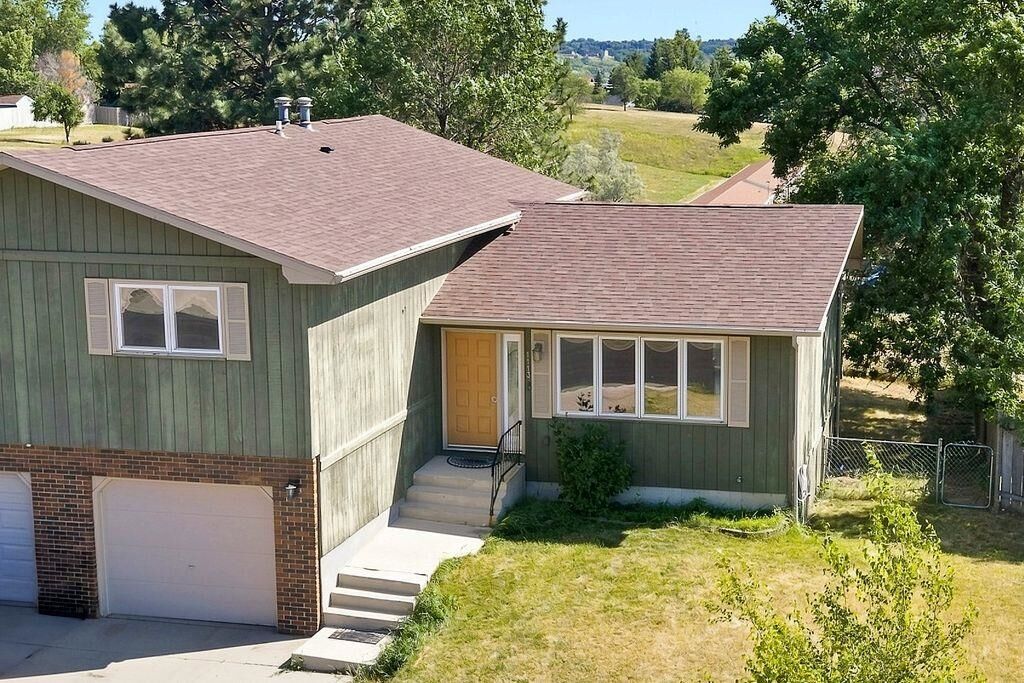 Property Photo:  1113 17th Ave NW  ND 58703 