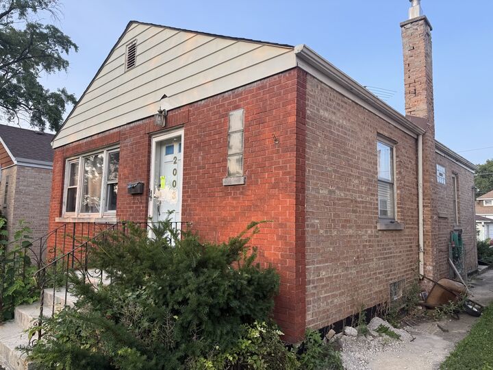 Property Photo:  2003 S 20th Avenue  IL 60155 