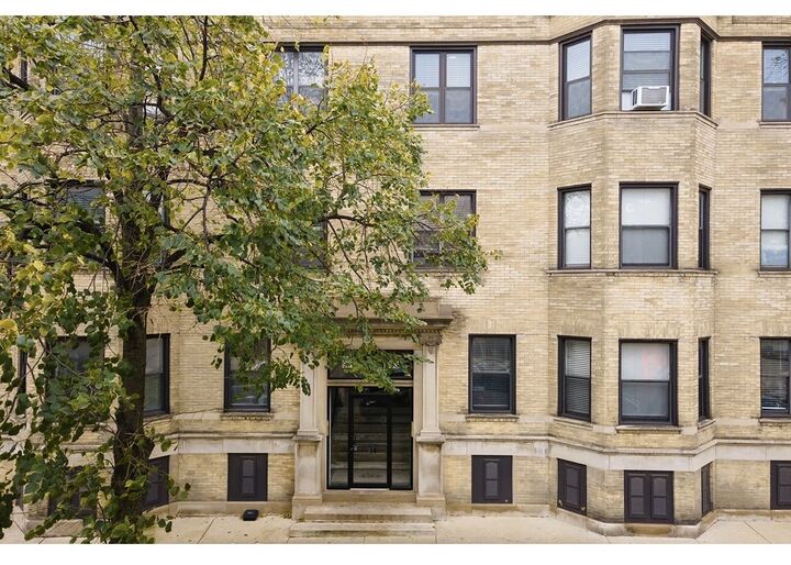 Property Photo: 923 W Waveland Avenue 1D IL 60657