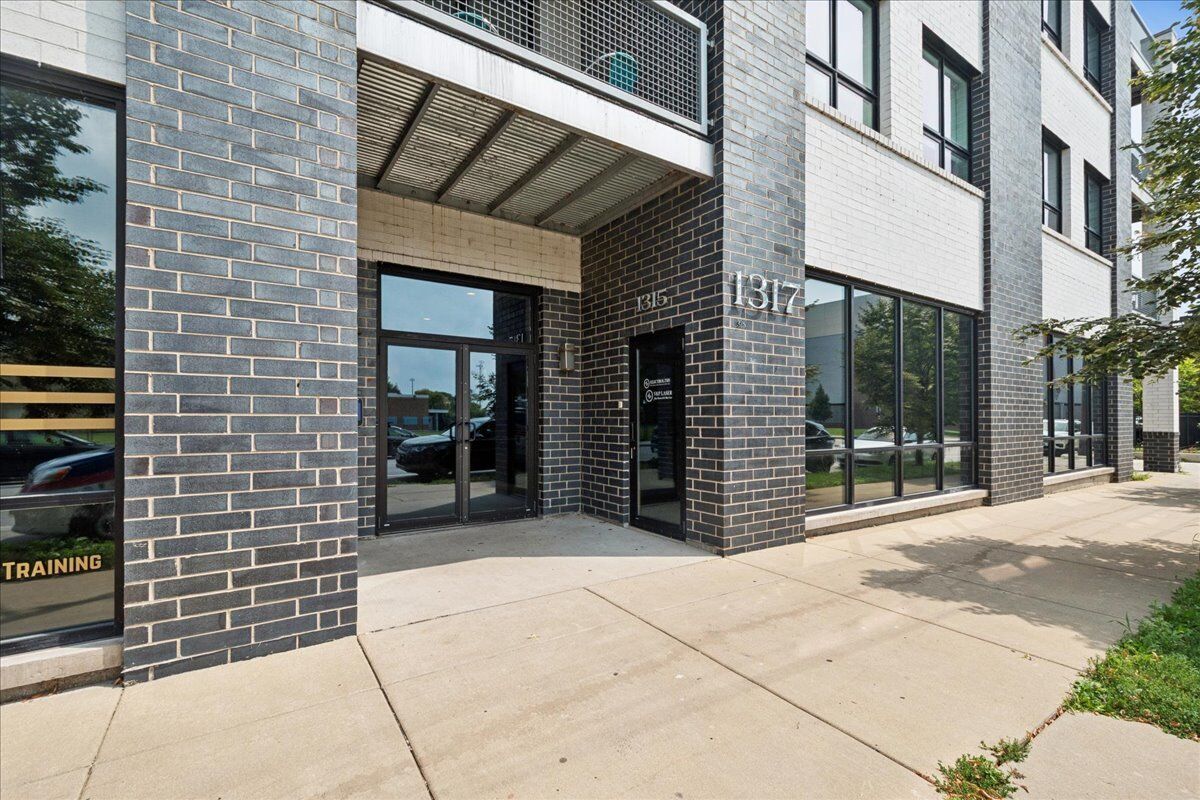 Property Photo: 1317 N Larrabee Street 401 IL 60610