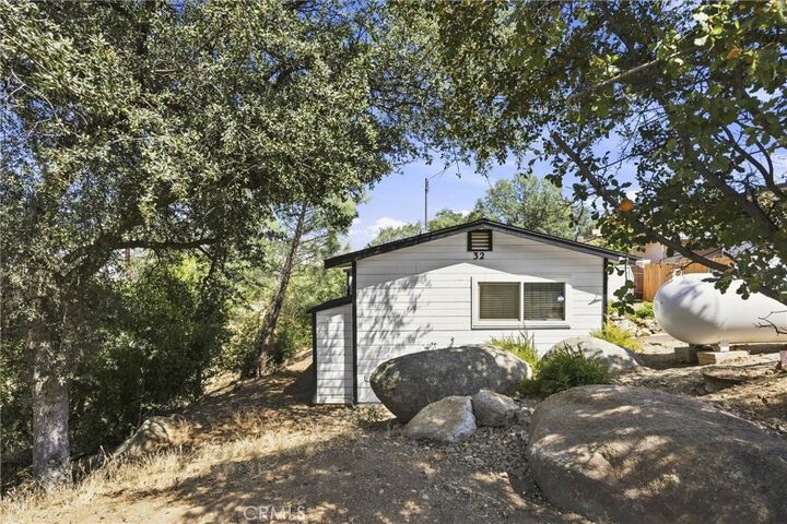 Property Photo: 32 Pinebrook CA 93285