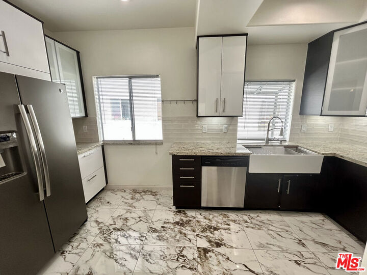 Property Photo:  5145 Yarmouth Avenue 25  CA 91316 