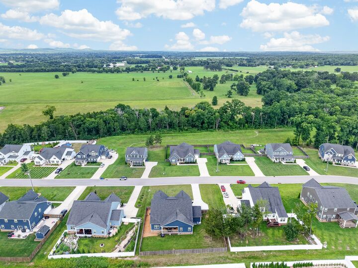 Property Photo: 1427 Dawbarn Dr TN 37128