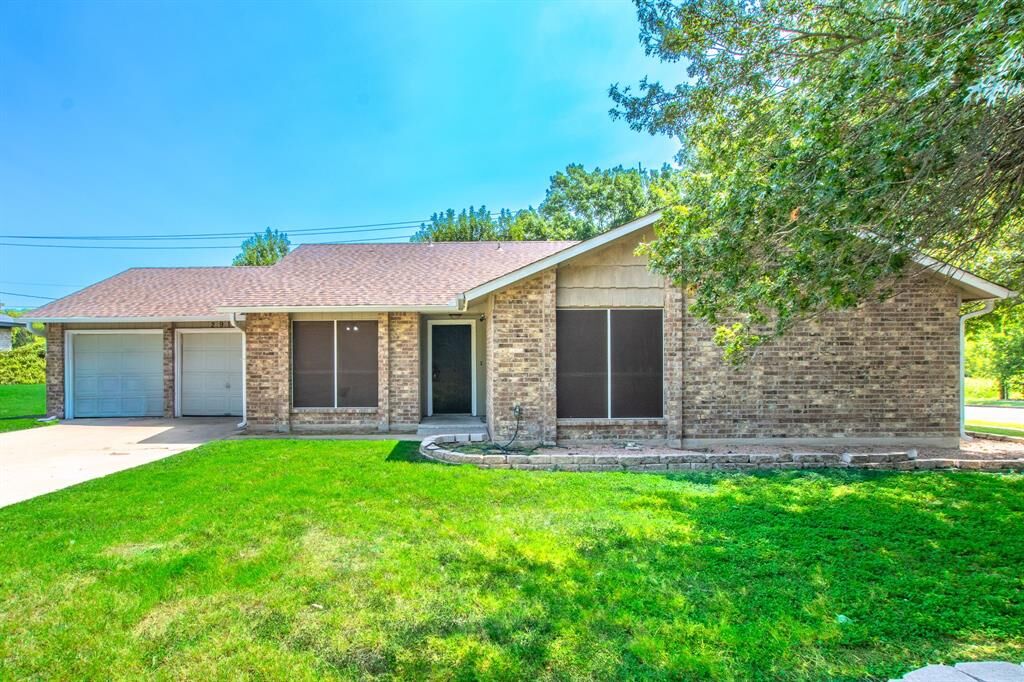 Property Photo:  2911 Persimmon Drive  TX 76543 