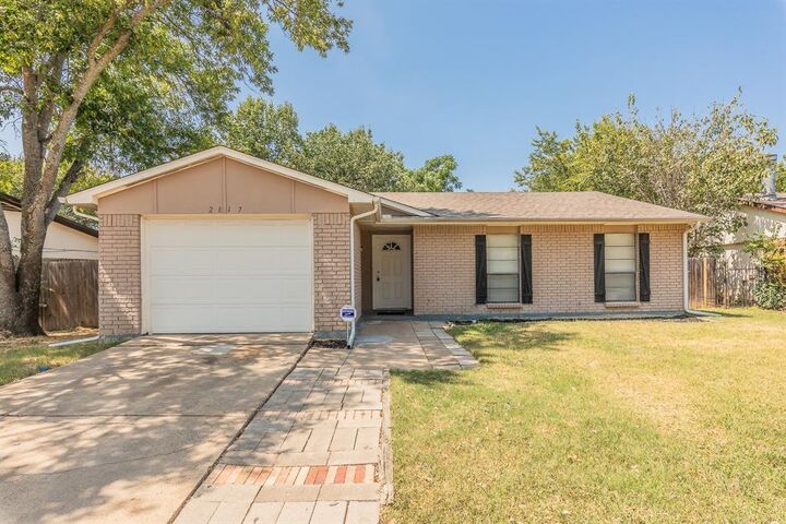 Property Photo: 2817 Eddie Place TX 76140