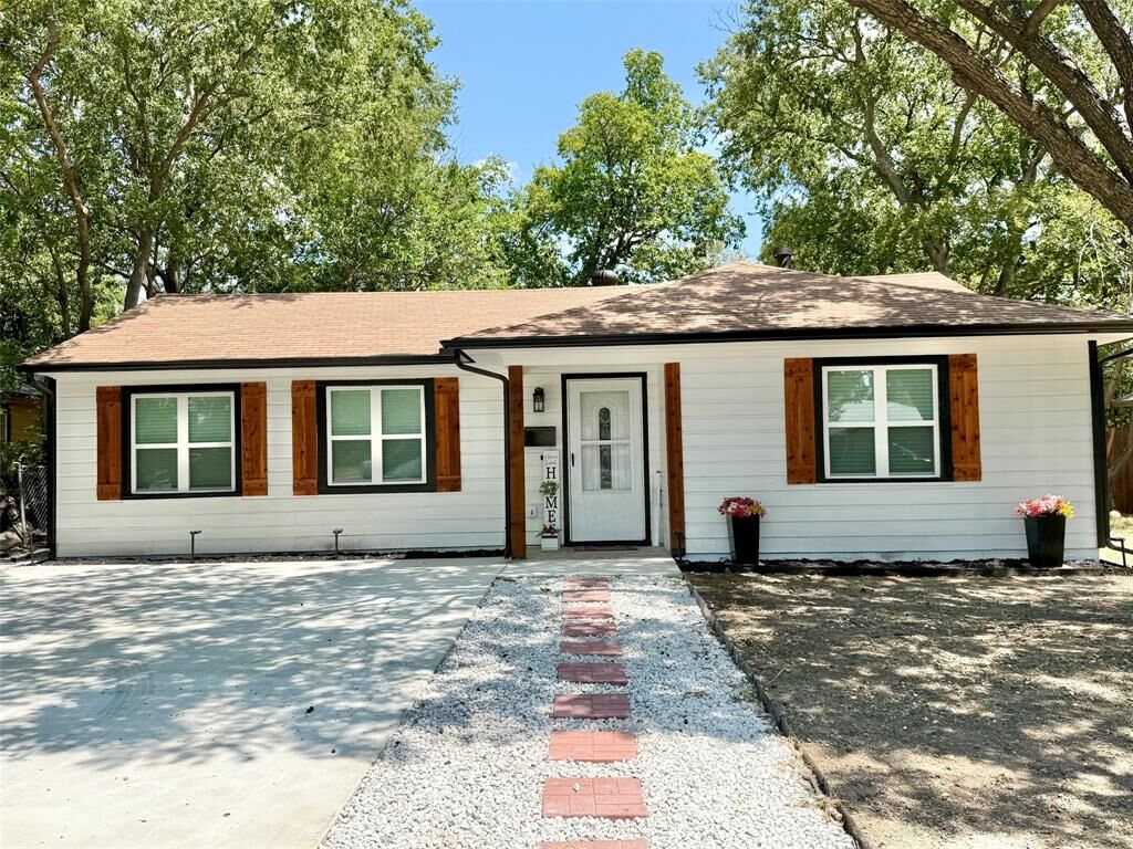 Property Photo: 633 Cimarron Trace TX 75051