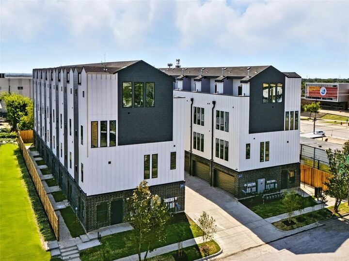 Property Photo: 312 N Lancaster Avenue 2 TX 75203