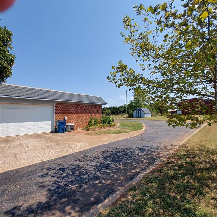 Property Photo: 2121 W 15th Street OK 74834