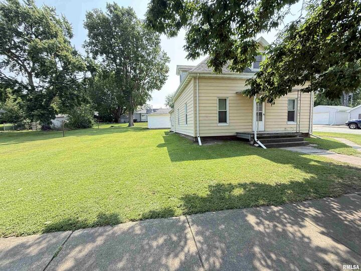 Property Photo:  416 S Prairie Street  IL 61540 