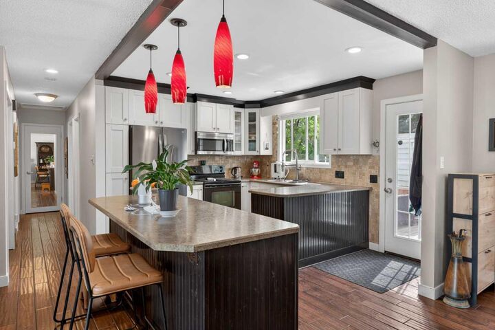 Property Photo:  7539 Hunterview Drive NW  AB T2K 4P7 