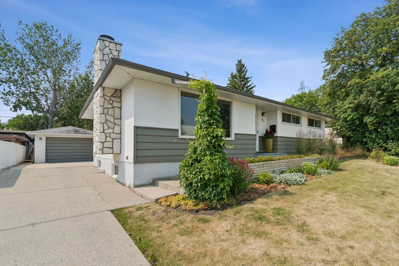 Property Photo: 91 Winslow Crescent SW AB T3C 2R3
