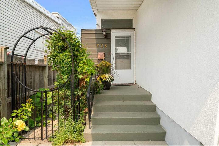 Property Photo: 726 68 Avenue SW AB T2V 0N2