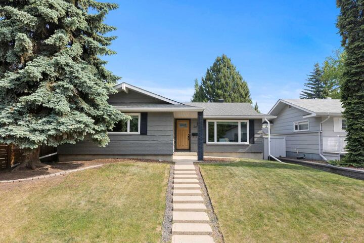 20 Mapleburn Drive SE — photo 1