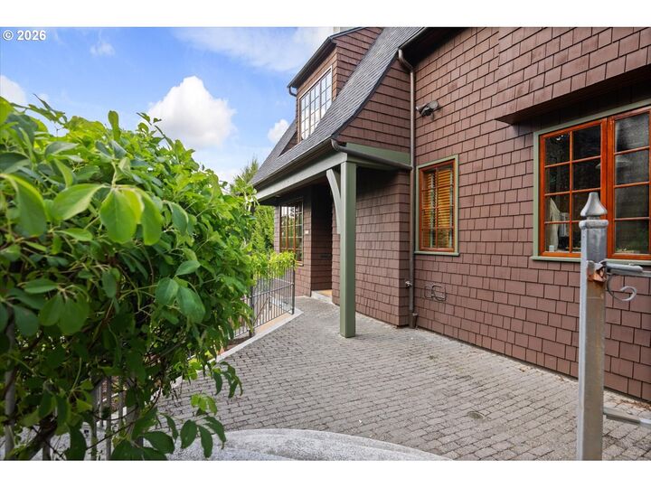 Property Photo:  2535 NW Westover Rd 5  OR 97210 