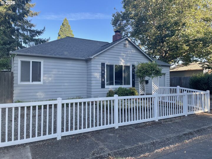 Property Photo:  766 W Union St  OR 97471 