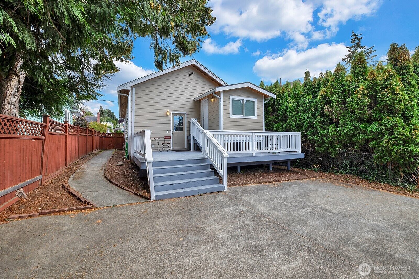 Property Photo:  