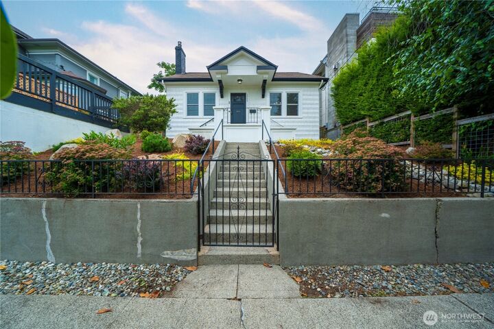 Property Photo: 1509 4th Avenue W WA 98119