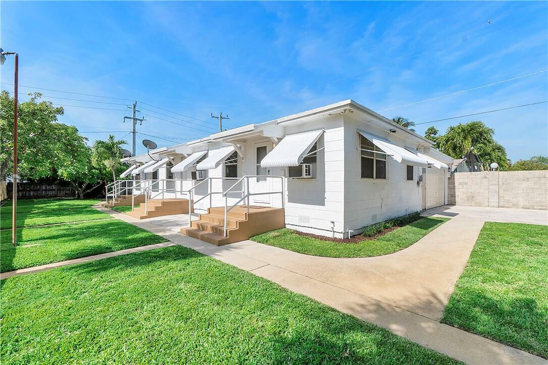 Property Photo: 1700 Thomas Street FL 33020