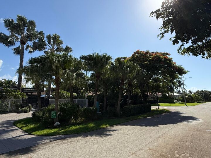 Property Photo:  716 Middle River Drive  FL 33304 