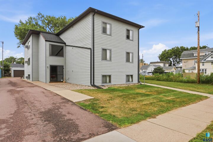 Property Photo: 703 S Dakota Ave SD 57104