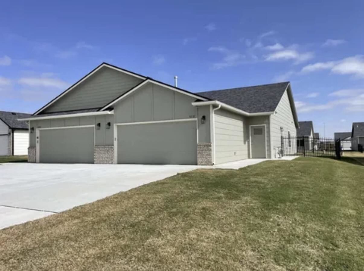 Property Photo:  5220 N Honeylocust Circle  KS 67226 