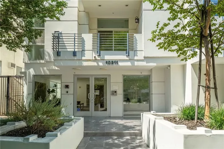 Property Photo:  10911 Wellworth 1A  CA 90024 