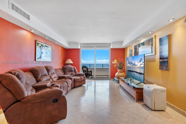 Property Photo: 5555 Collins Ave 10K FL 33140