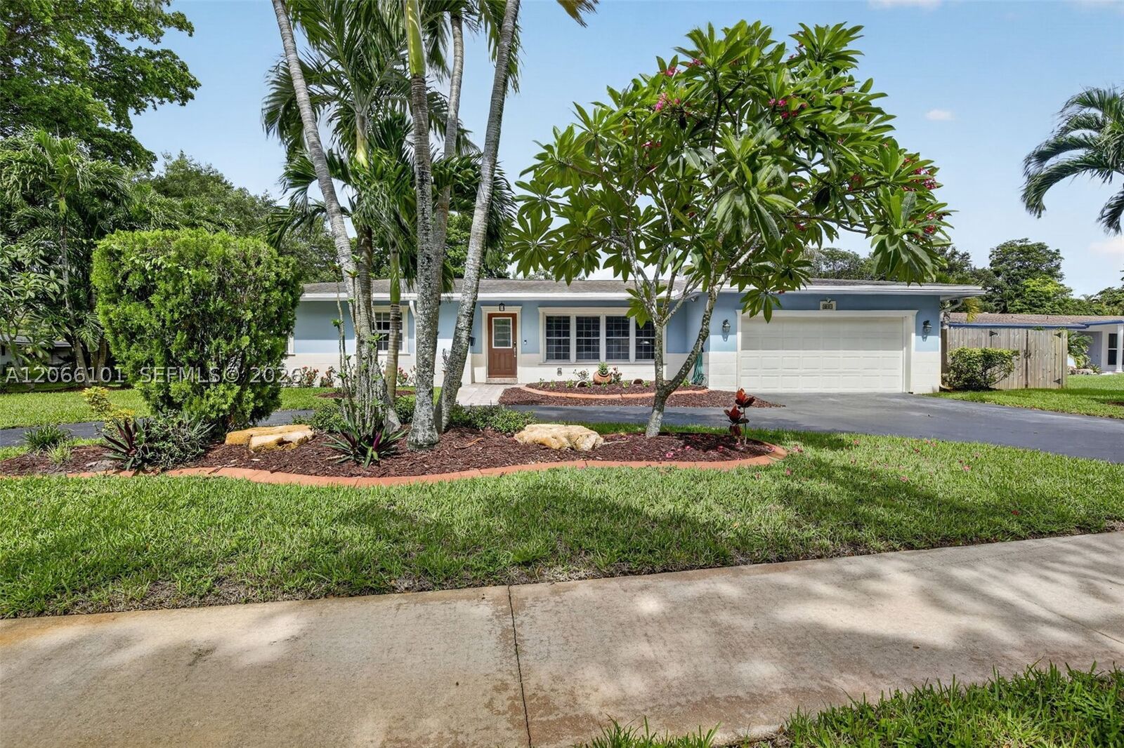 Property Photo:  801 Ixora Ln  FL 33317 