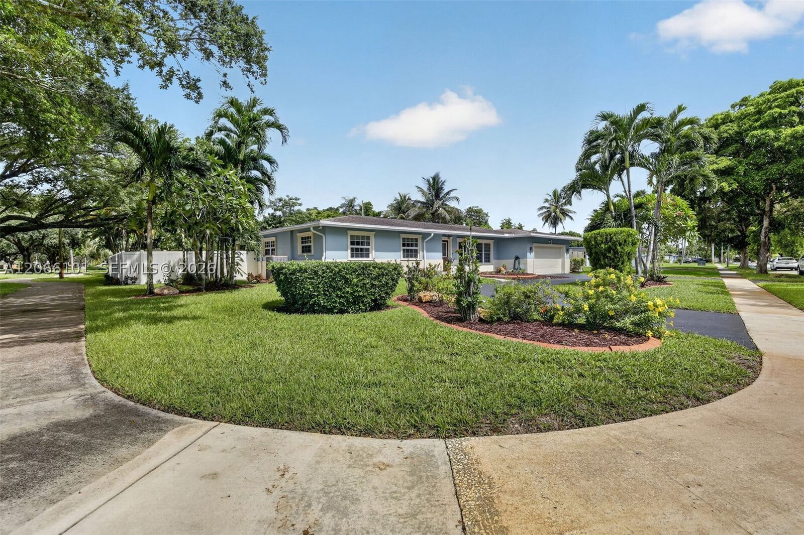 Property Photo:  801 Ixora Ln  FL 33317 