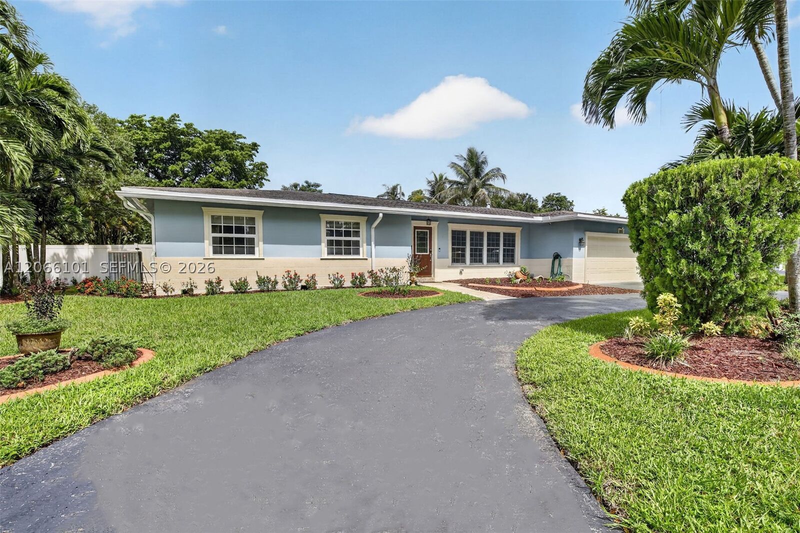 Property Photo: 801 Ixora Ln FL 33317