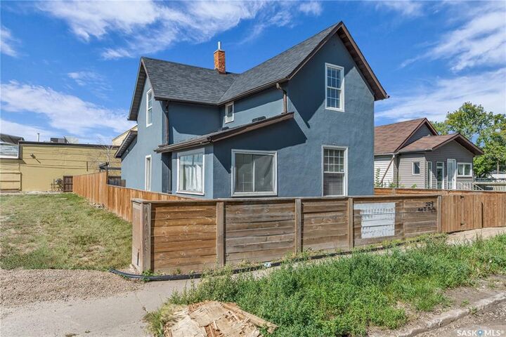 Property Photo:  223 I Avenue S  SK S7M 1X8 