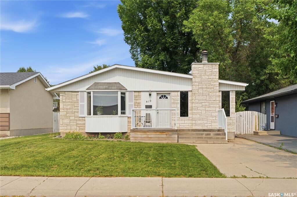 Property Photo: 310 Douglas Crescent SK S7L 4T4