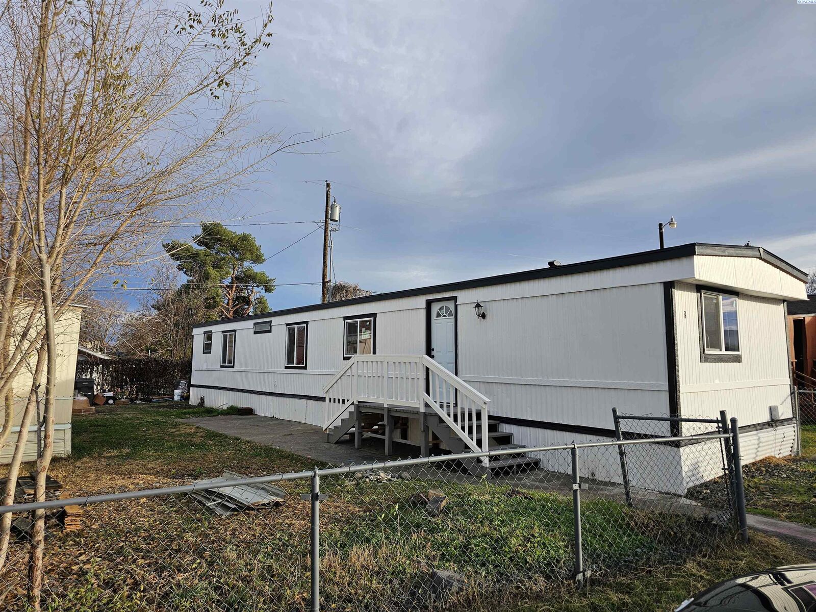 Property Photo:  1421 South Cedar Street #8  WA 99337 