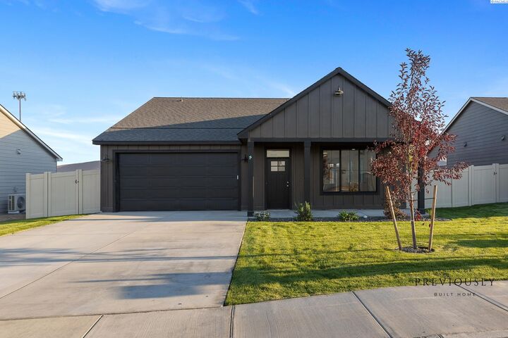 Property Photo:  411 Sapphire Ave  WA 98930 