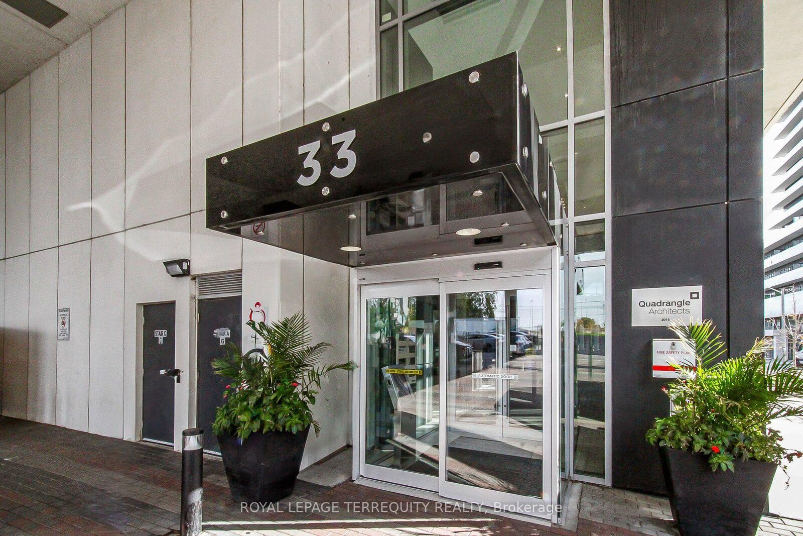 Property Photo: 33 Shore Breeze Drive 3111 ON M8V 0G1